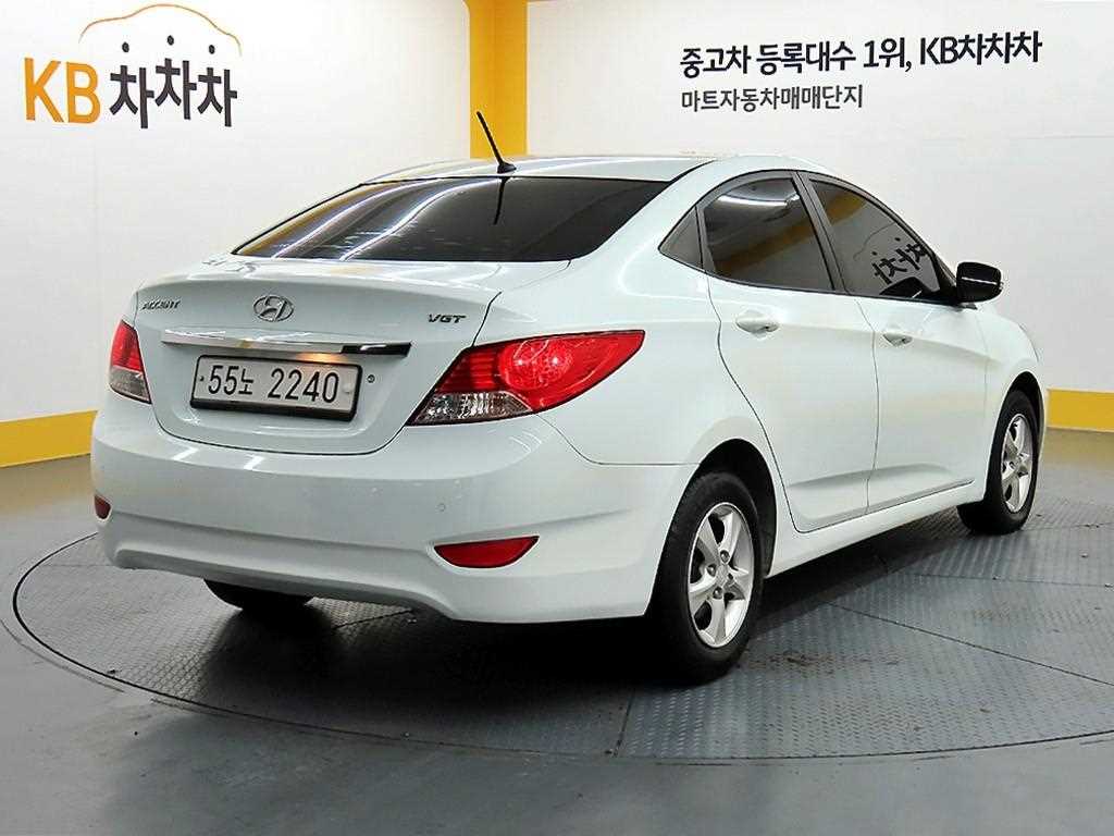 HYUNDAI Accent - Vista 4