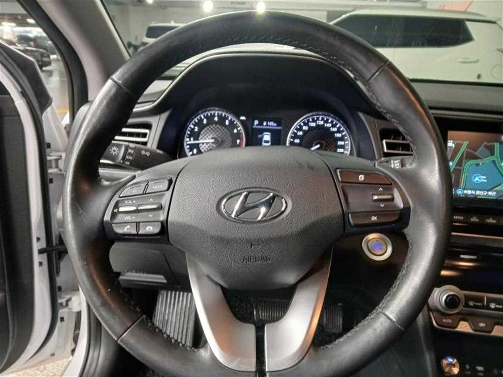 HYUNDAI Avante - Vista 8