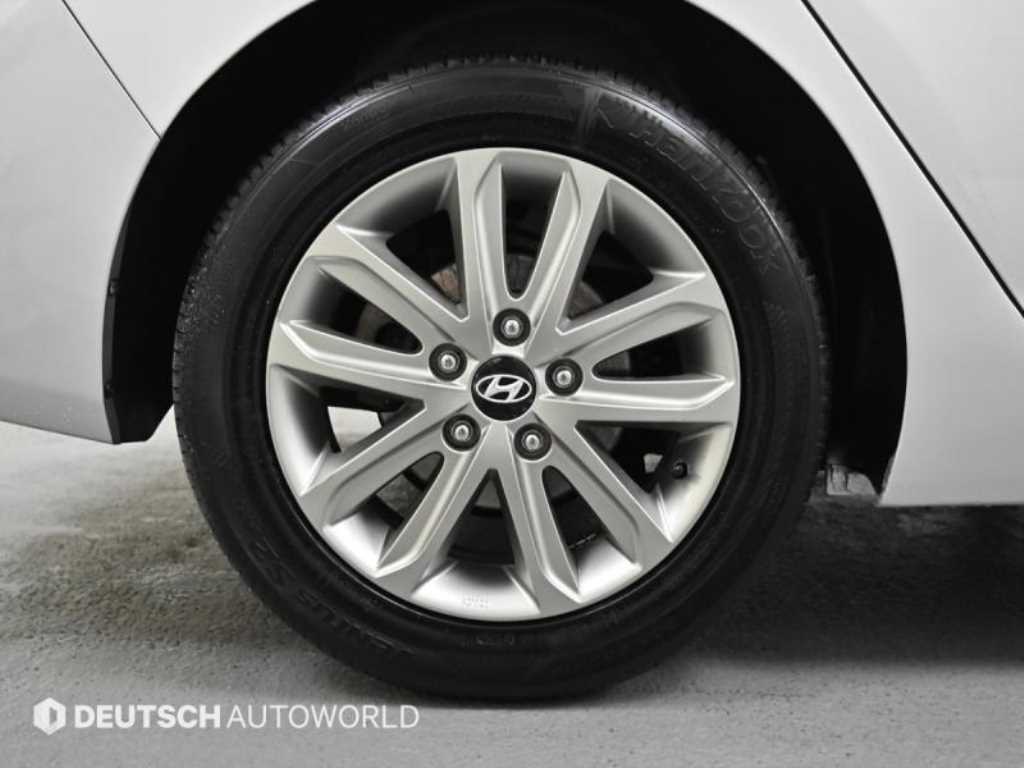 HYUNDAI Avante - Vista 5