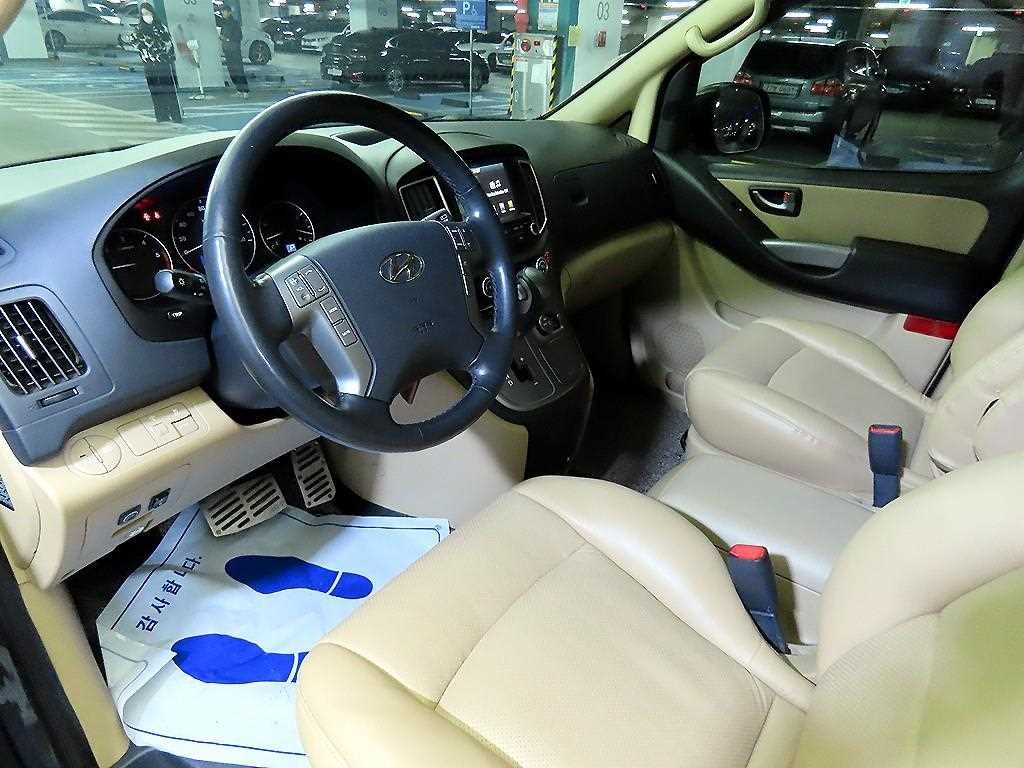 HYUNDAI Starex - Vista 12