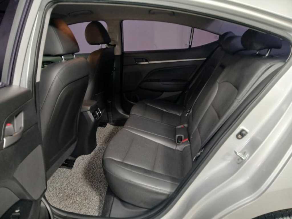 HYUNDAI Avante - Vista 7