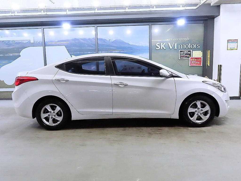 HYUNDAI Avante - Vista 3