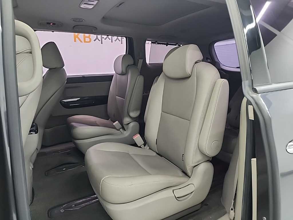KIA Carnival - Vista 12