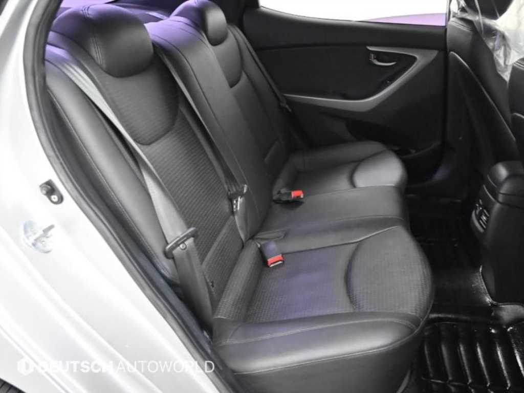 HYUNDAI Avante - Vista 12