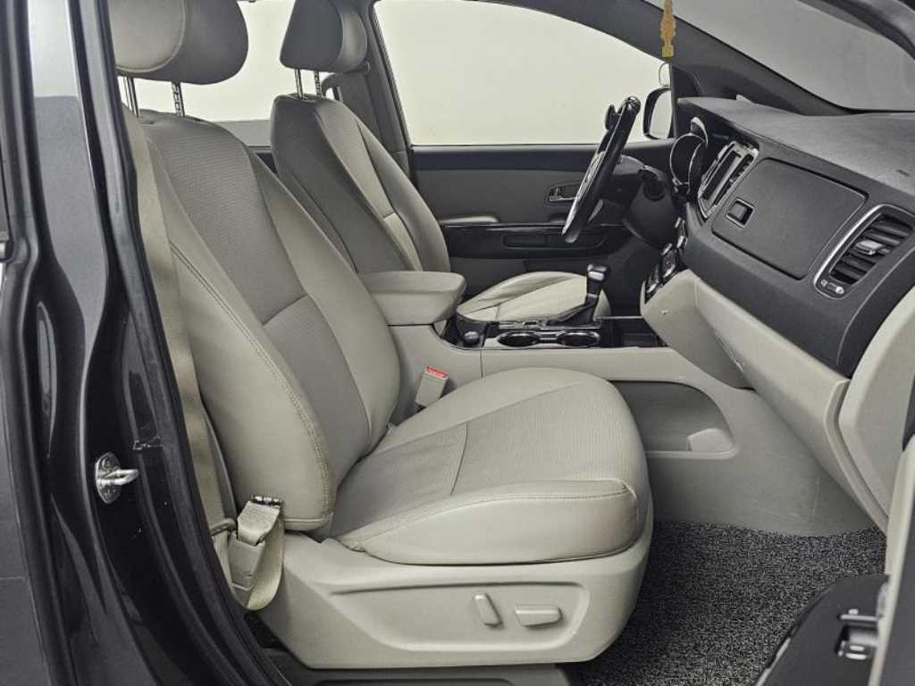 KIA Carnival - Vista 11