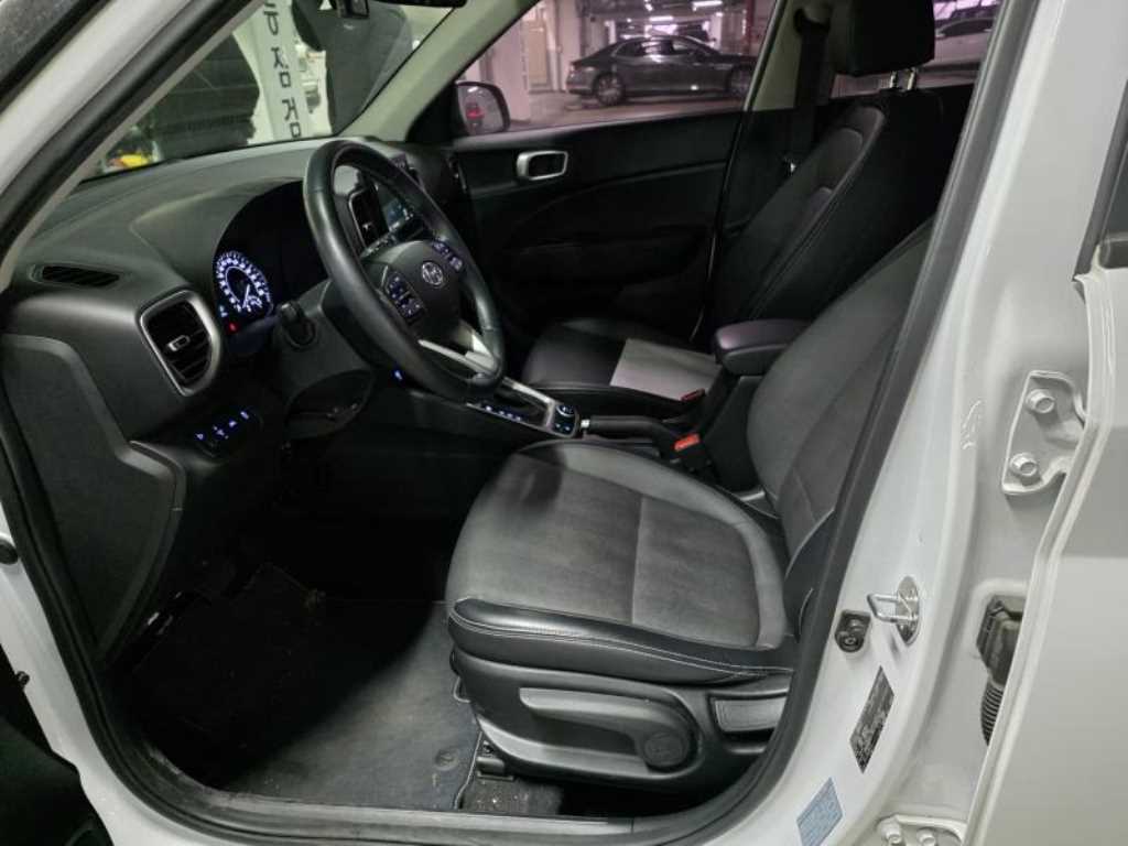 HYUNDAI Venue - Vista 5