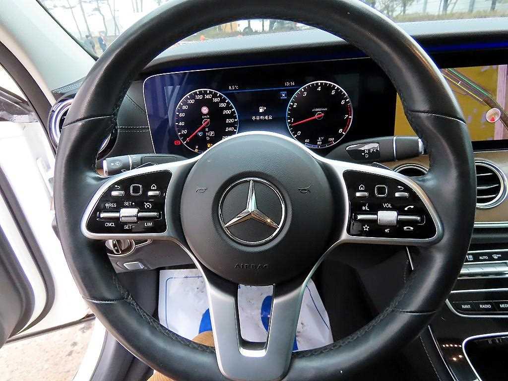 Mercedes Benz E class - Vista 8