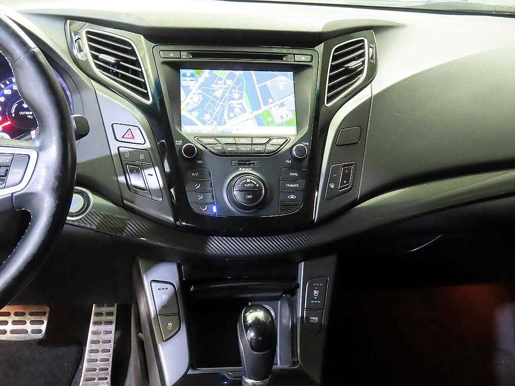 HYUNDAI i40 - Vista 10