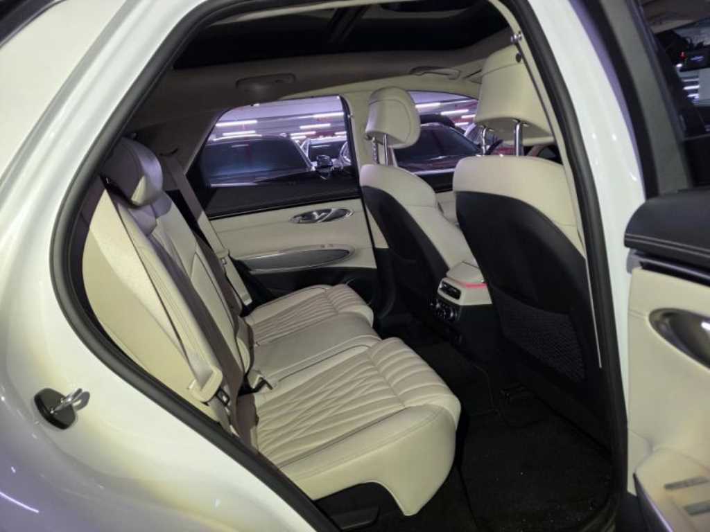 Genesis GV70 - Vista 9