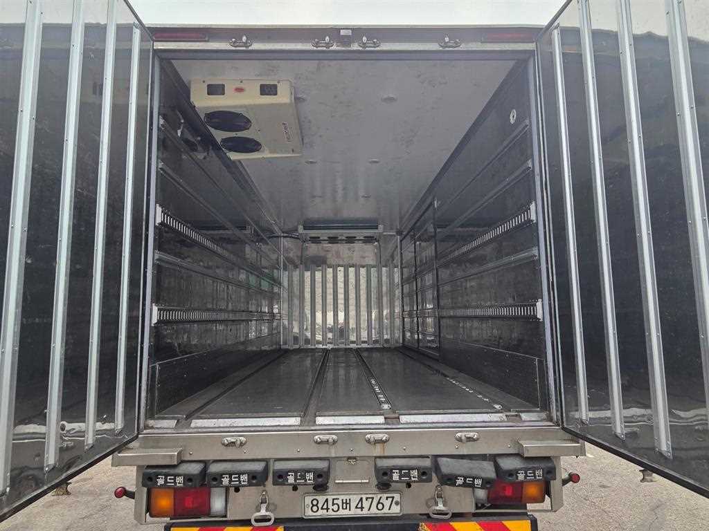 medium and large cargo truck - Vista 7