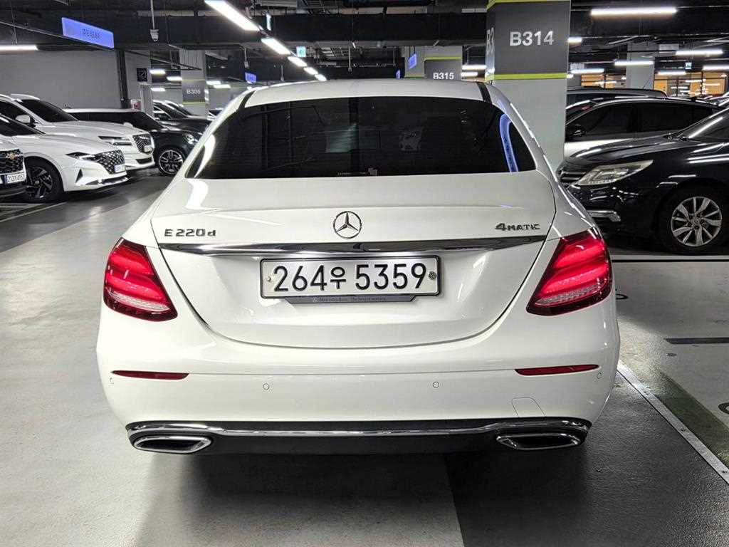 Mercedes Benz E class - Vista 4