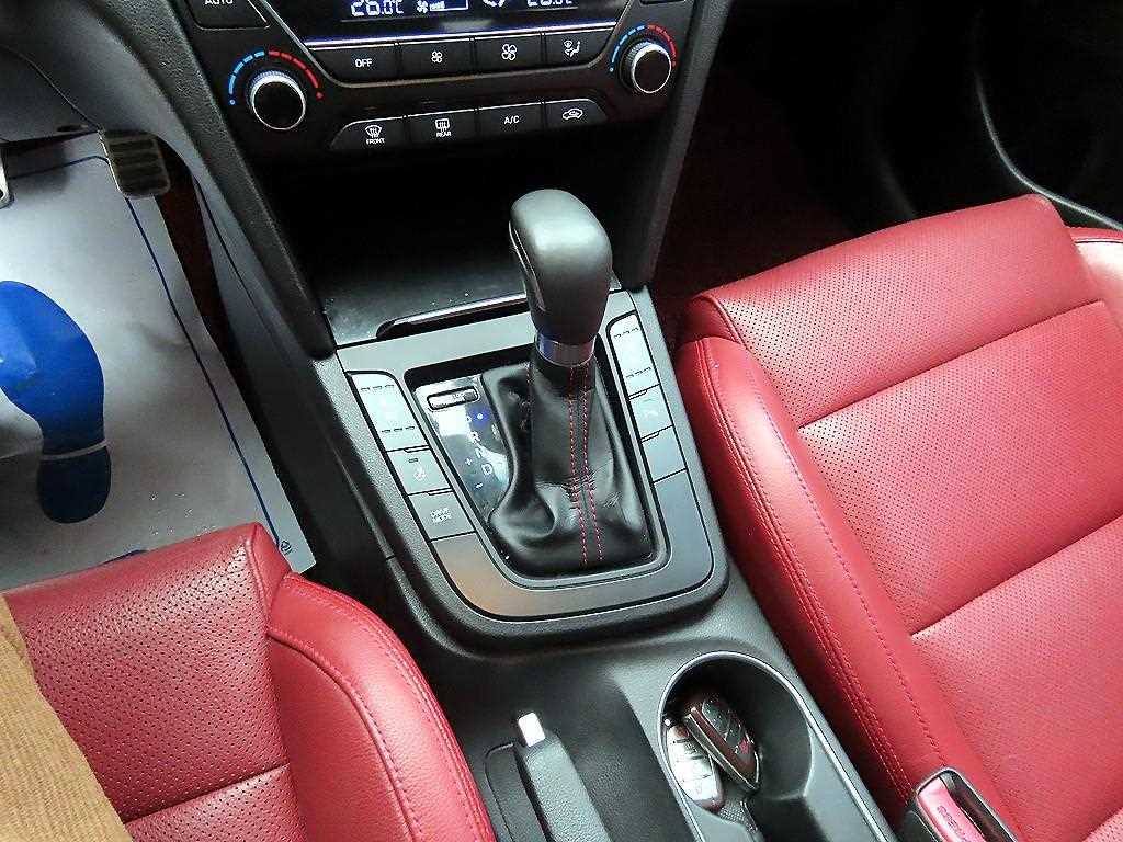 HYUNDAI Avante - Vista 10