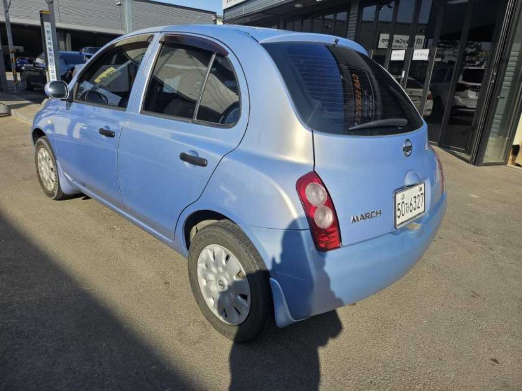 Nissan March - Vista 5