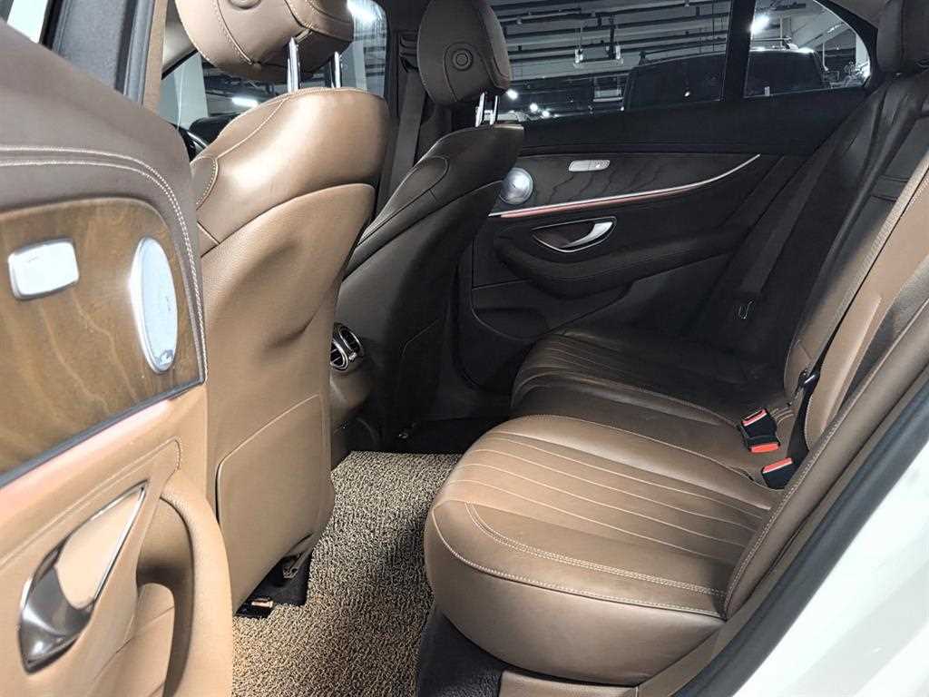 Mercedes Benz E class - Vista 8