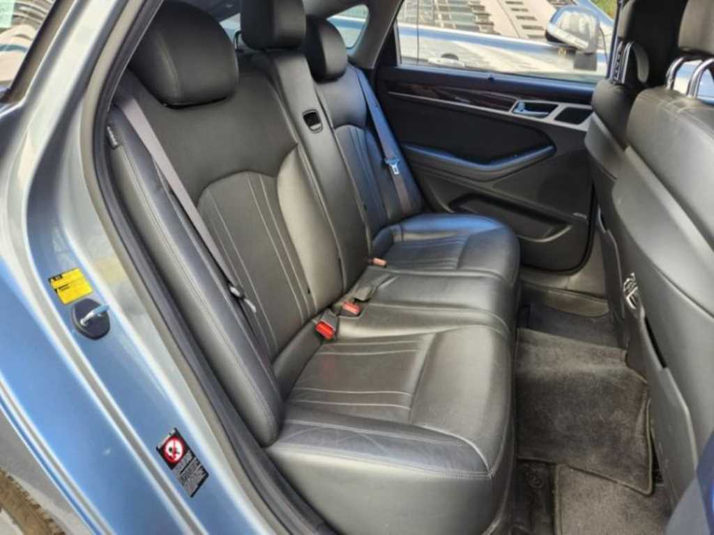 HYUNDAI Genesis - Vista 7