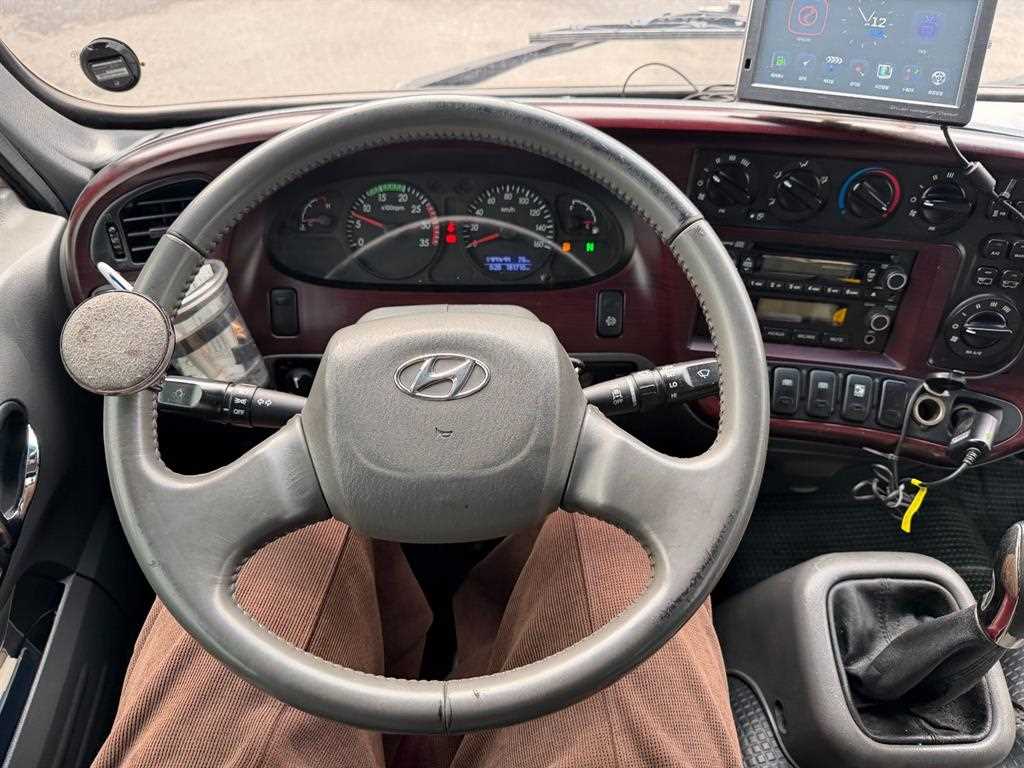 medium and large bus Hyundai bus - Vista 12