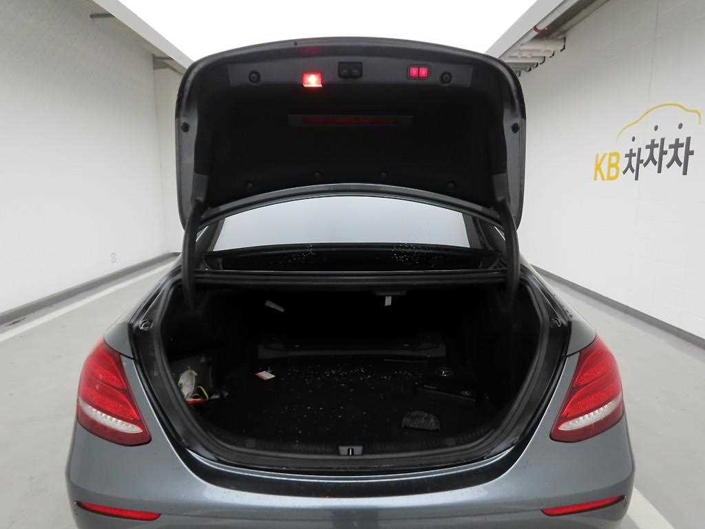 Mercedes Benz E class - Vista 5