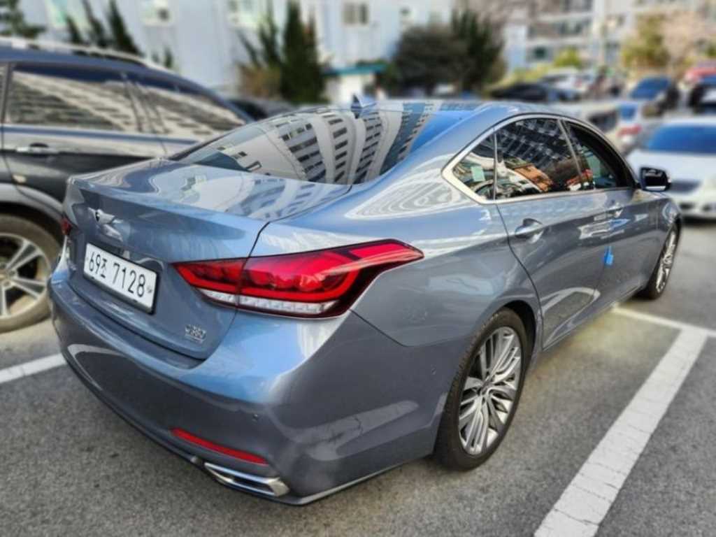 HYUNDAI Genesis - Vista 5