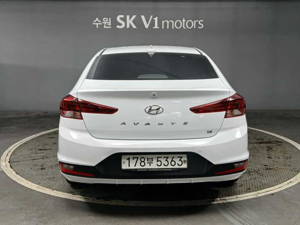 HYUNDAI Avante - Vista 5