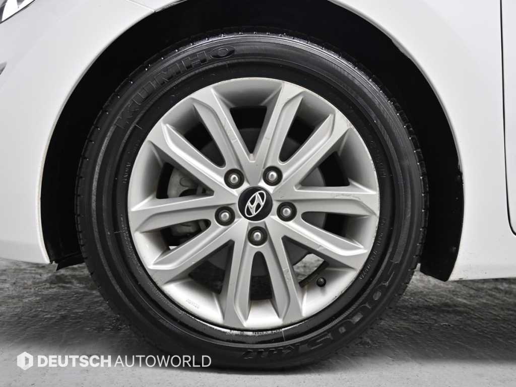 HYUNDAI Avante - Vista 5