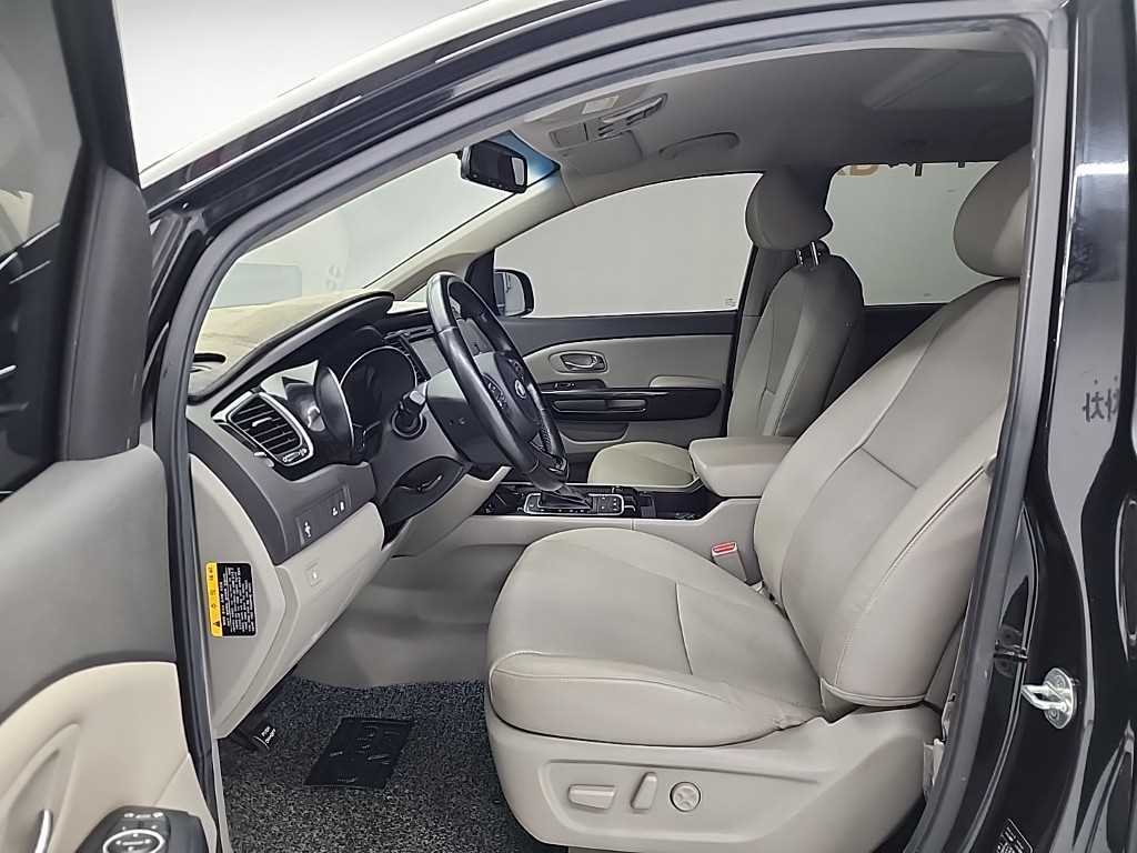 KIA Carnival - Vista 11