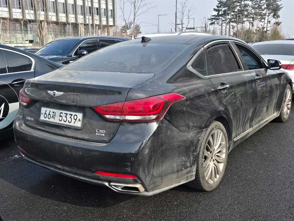 HYUNDAI Genesis - Vista 3