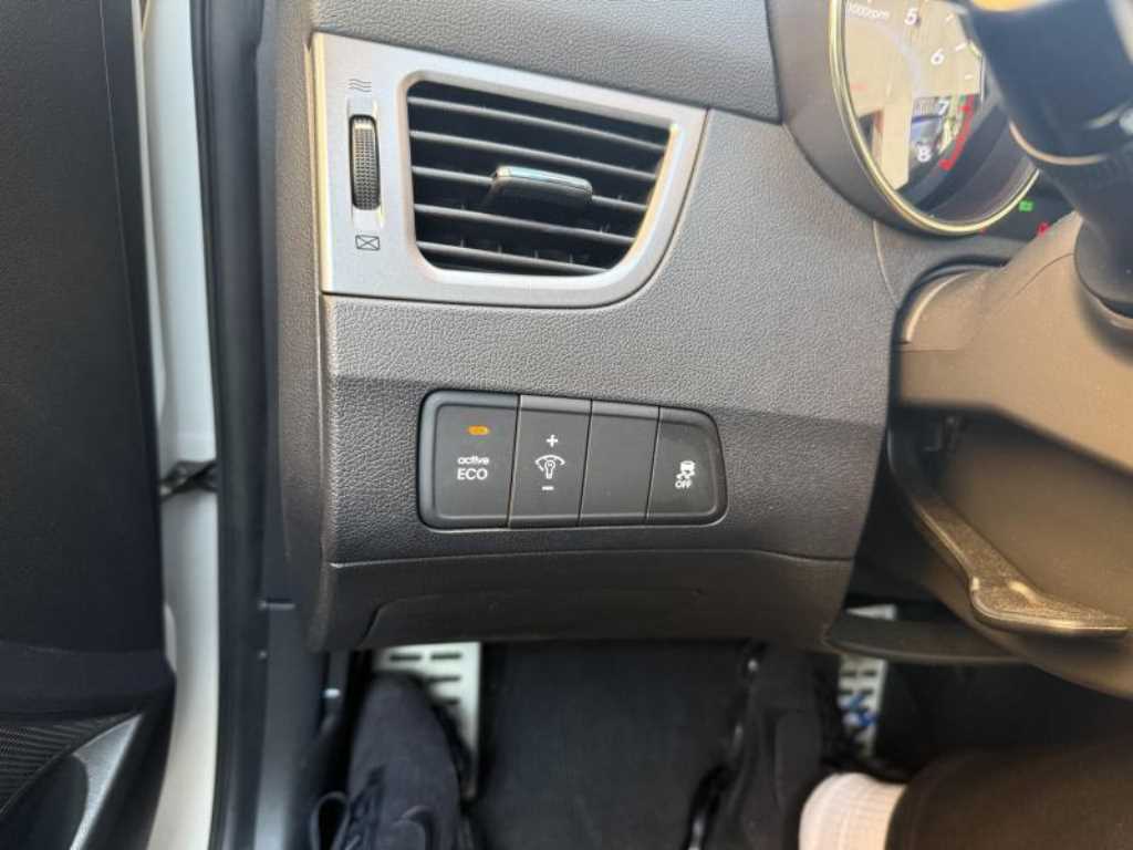 HYUNDAI Avante - Vista 12