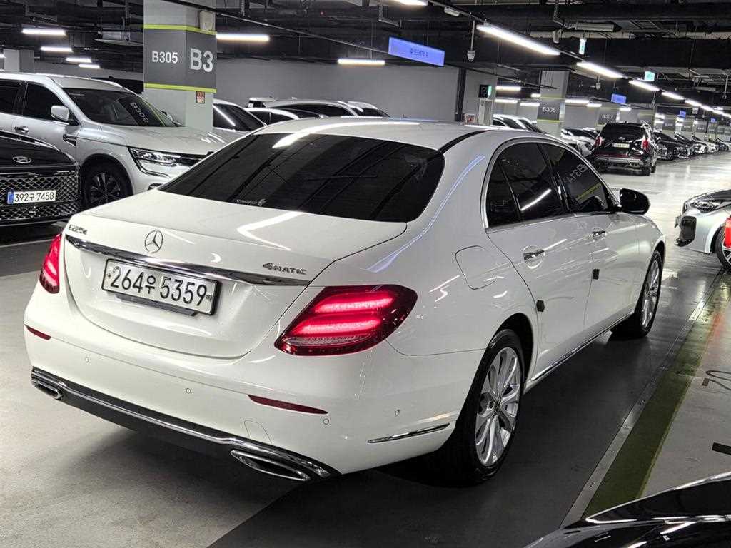 Mercedes Benz E class - Vista 5