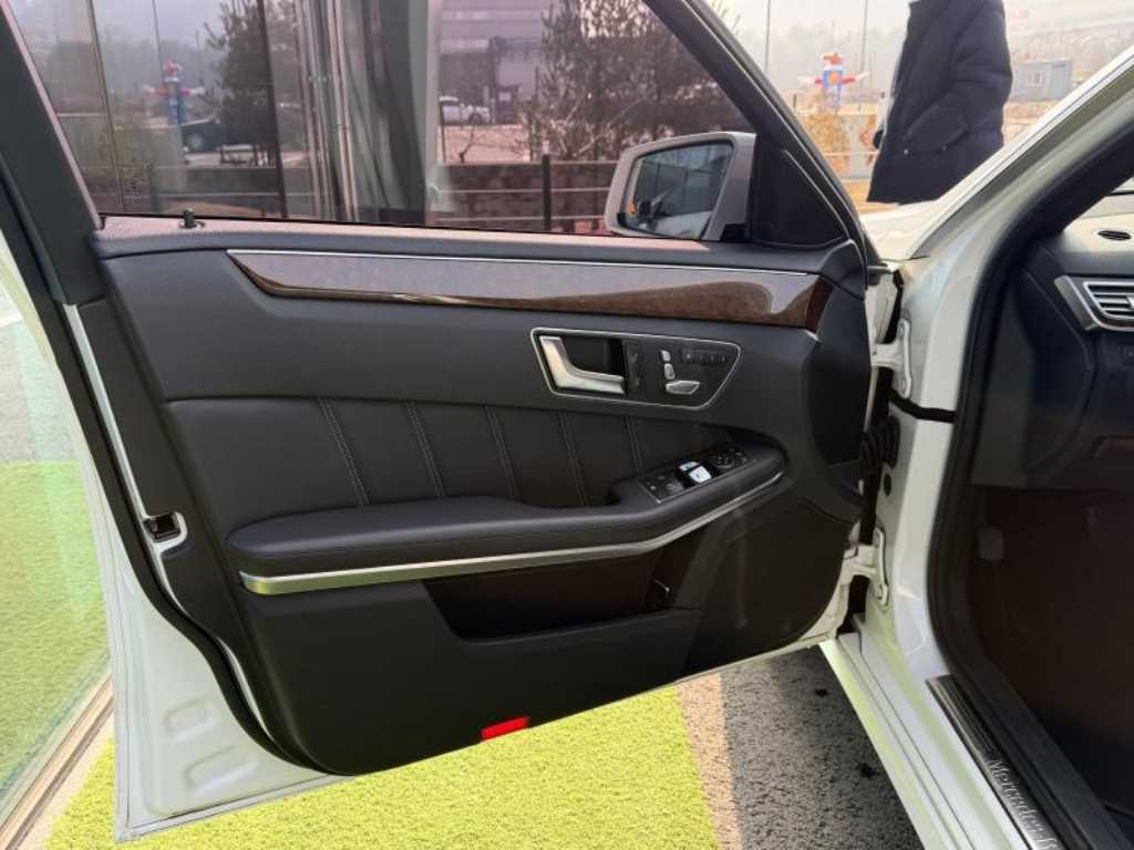 Mercedes Benz E class - Vista 10
