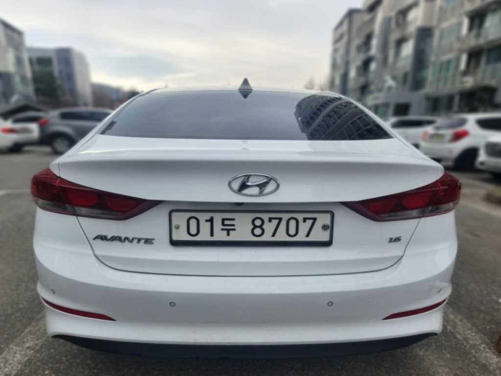 HYUNDAI Avante - Vista 2
