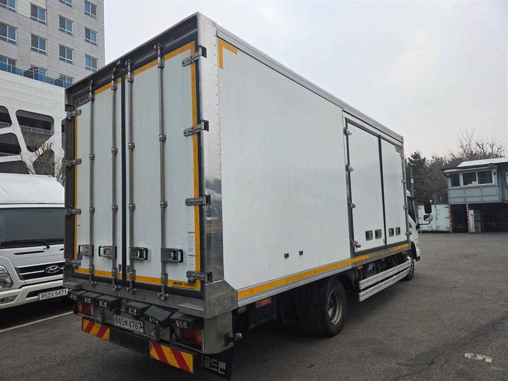 medium and large cargo truck - Vista 3