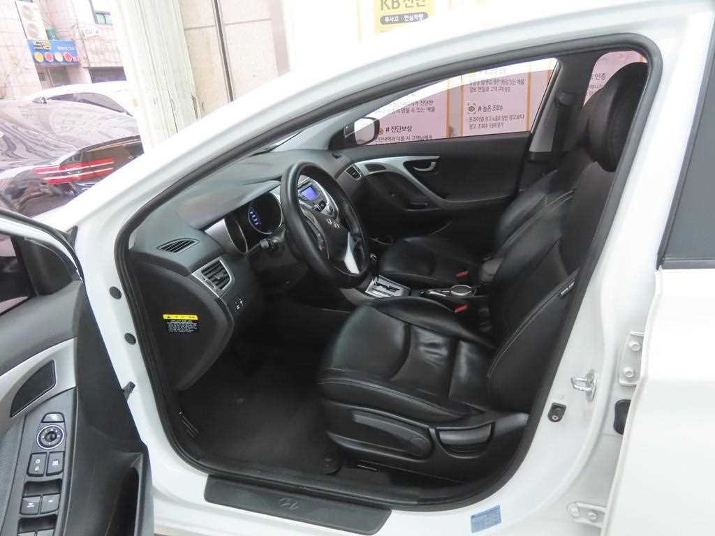 HYUNDAI Avante - Vista 5