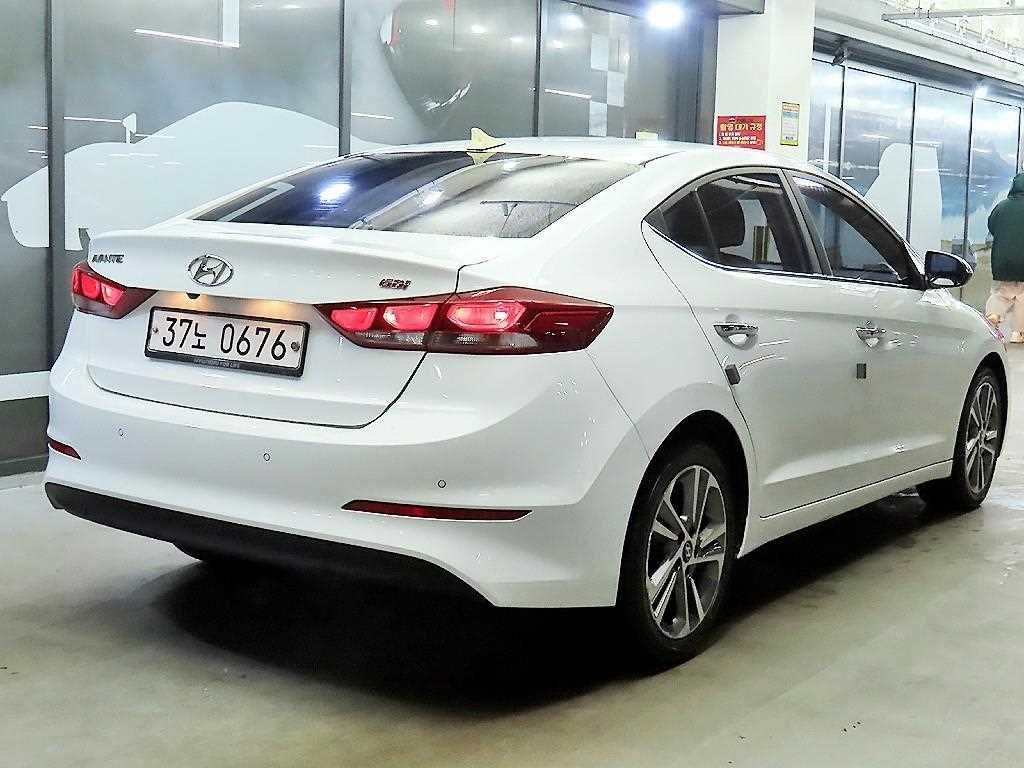 HYUNDAI Avante - Vista 4