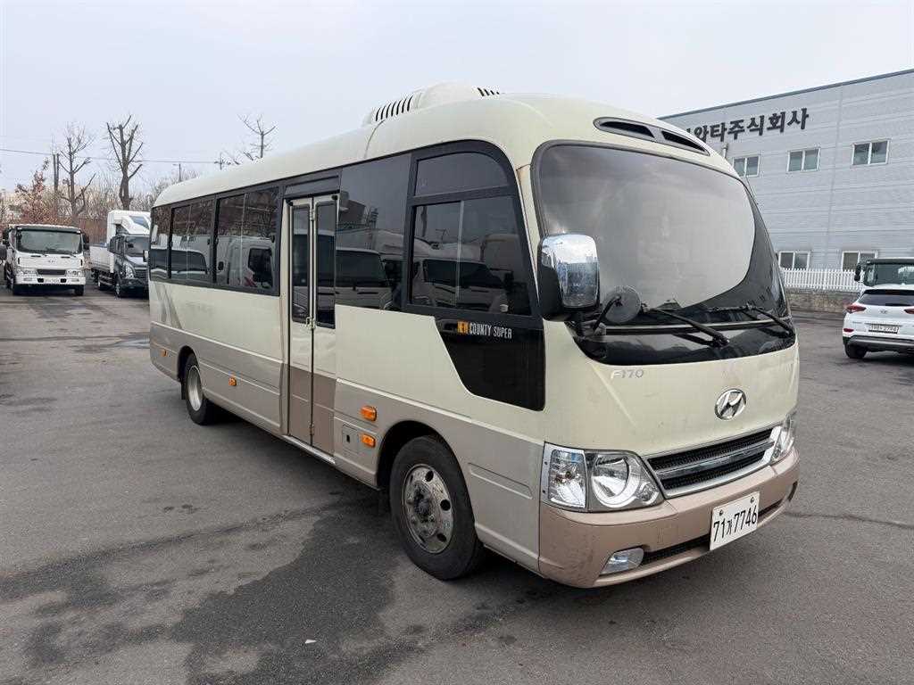 medium and large bus Hyundai bus - Vista 8