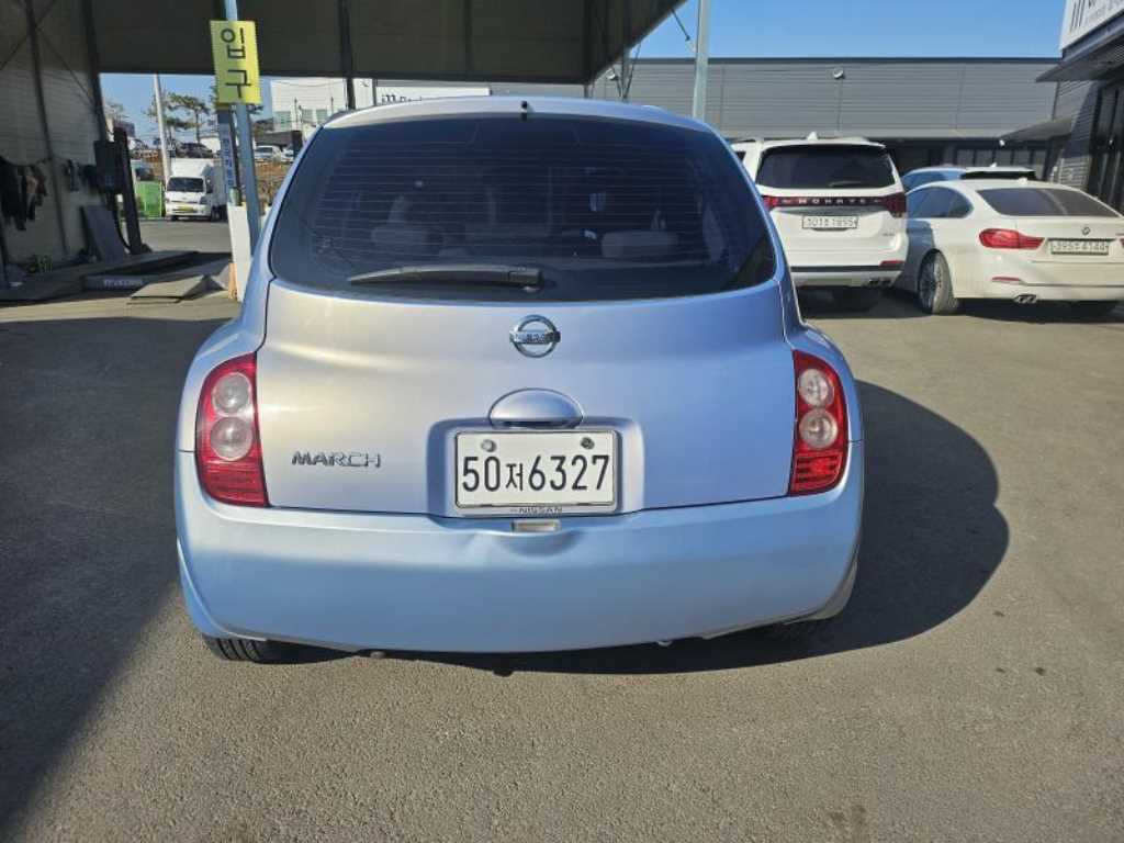 Nissan March - Vista 6