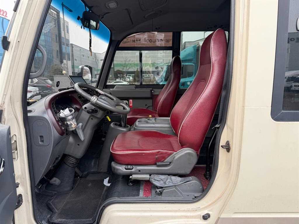 medium and large bus Hyundai bus - Vista 11