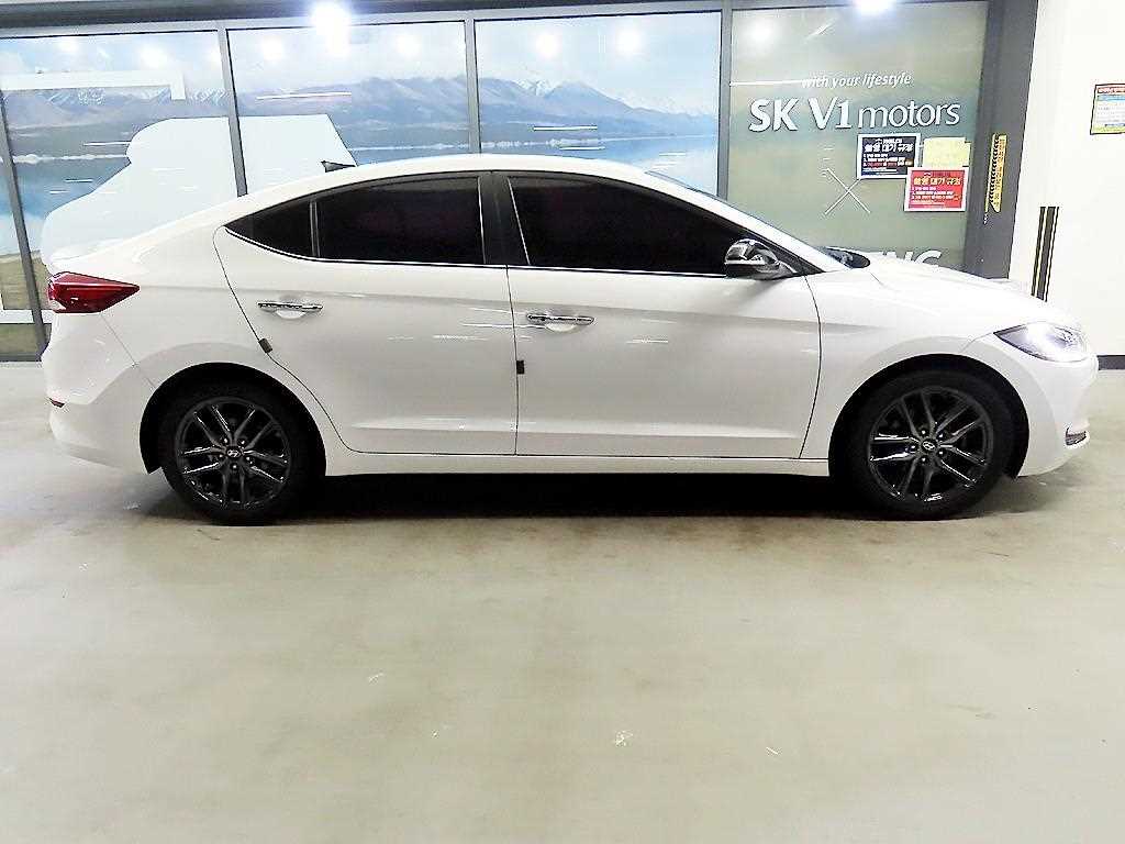 HYUNDAI Avante - Vista 3