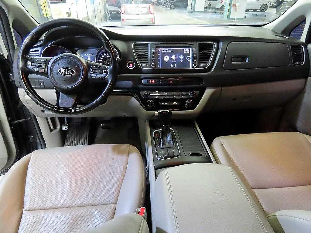 KIA Carnival - Vista 11