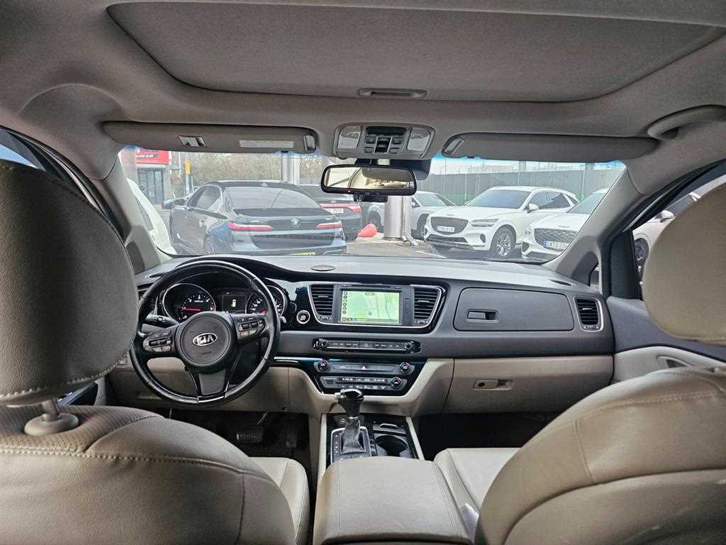 KIA Carnival - Vista 8