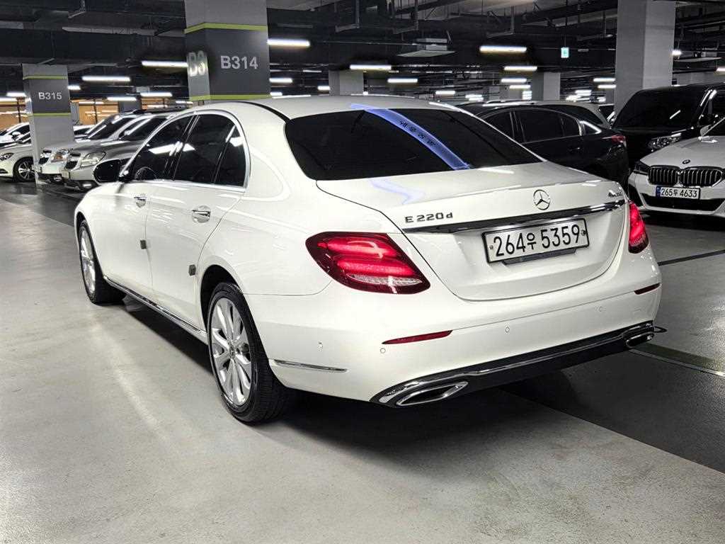 Mercedes Benz E class - Vista 3