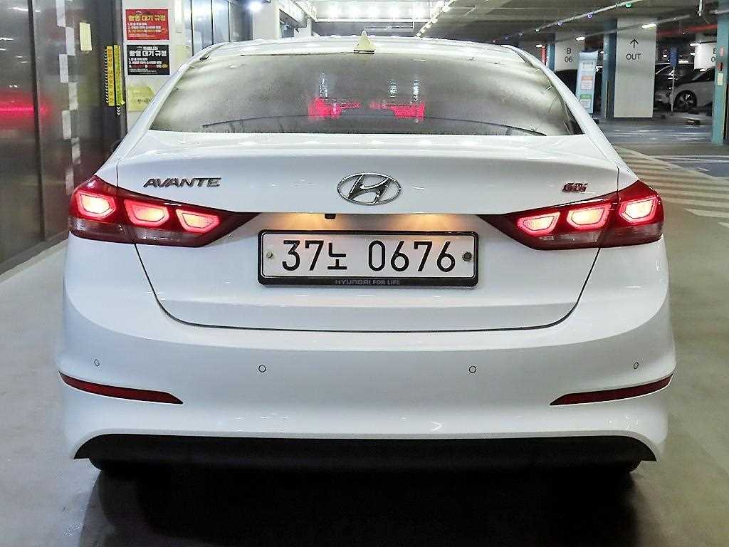 HYUNDAI Avante - Vista 5