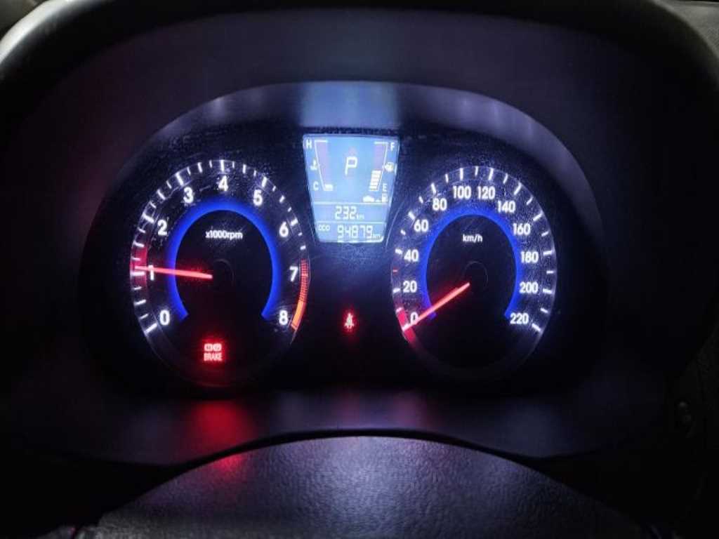 HYUNDAI Accent - Vista 4