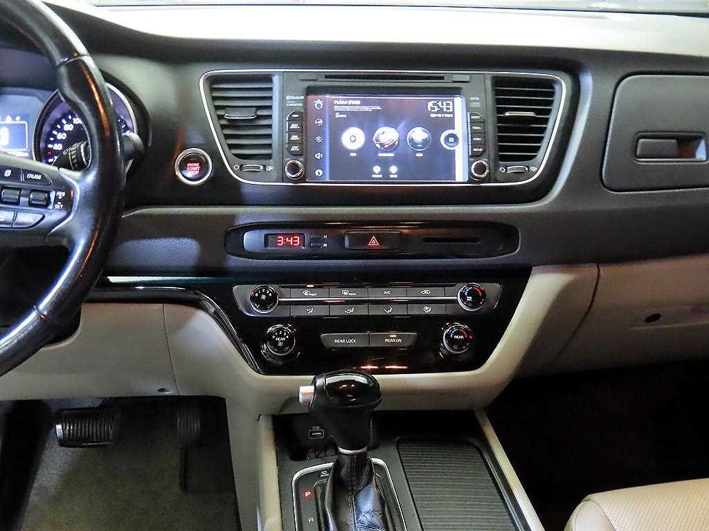 KIA Carnival - Vista 12