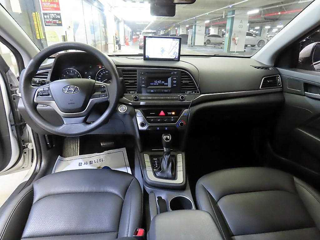 HYUNDAI Avante - Vista 10