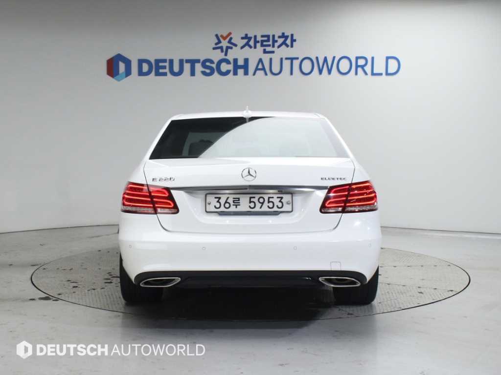 Mercedes Benz E class - Vista 4