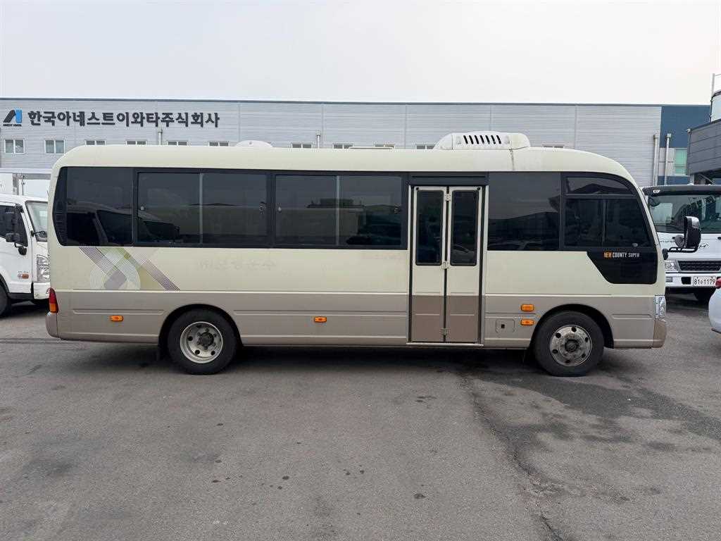 medium and large bus Hyundai bus - Vista 7