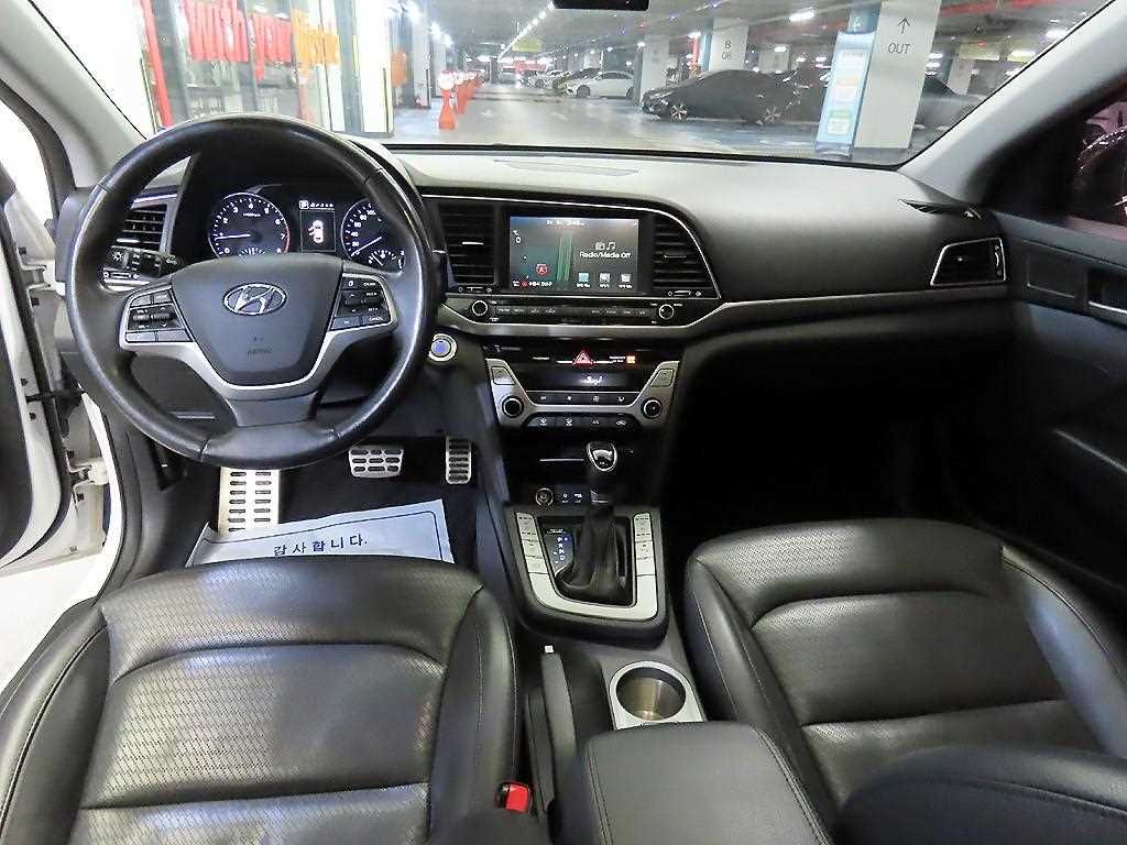 HYUNDAI Avante - Vista 10