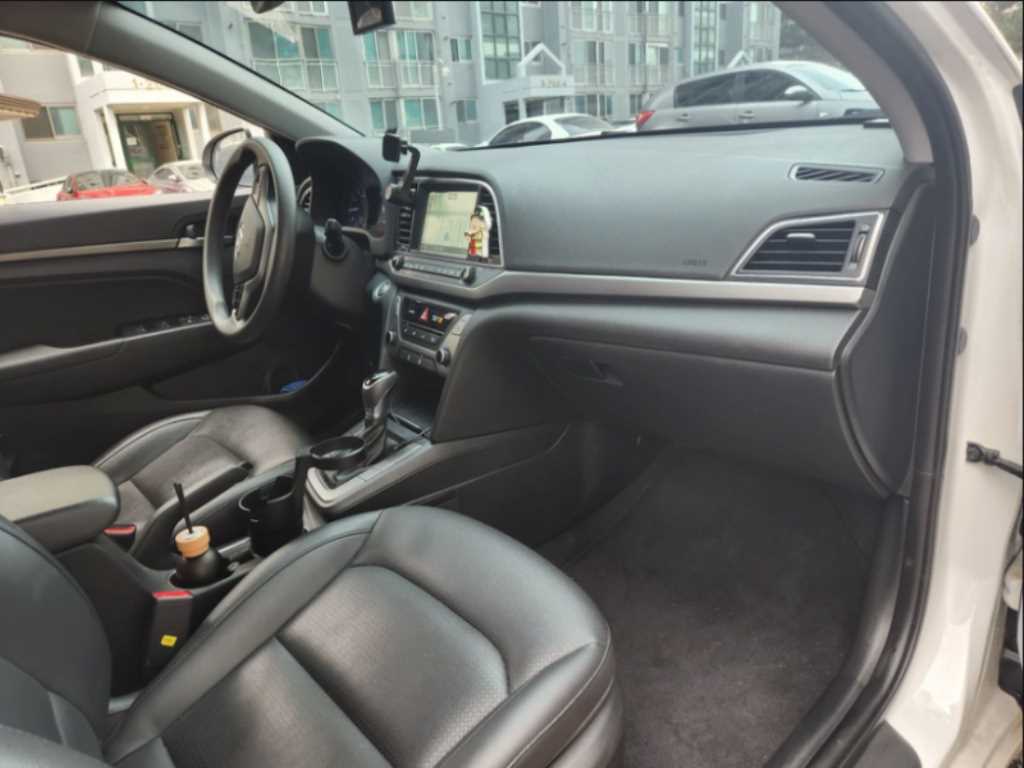 HYUNDAI Avante - Vista 5