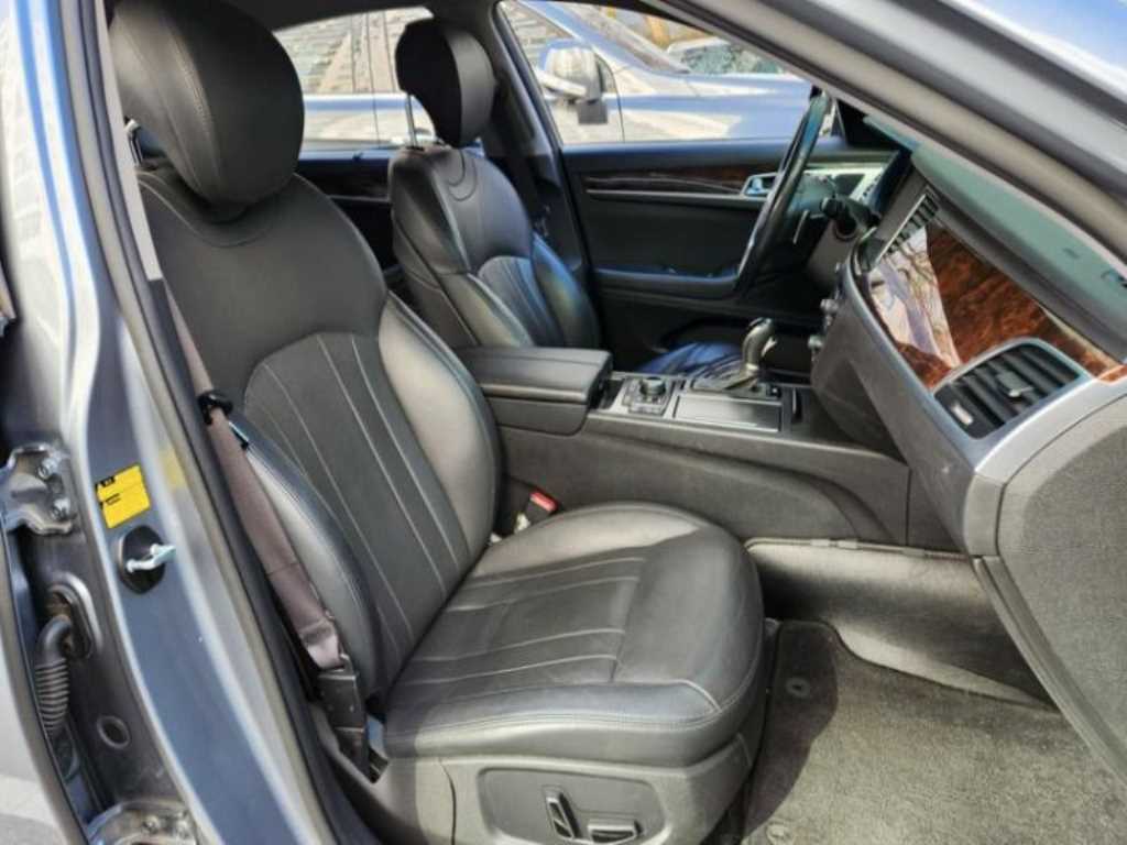 HYUNDAI Genesis - Vista 6