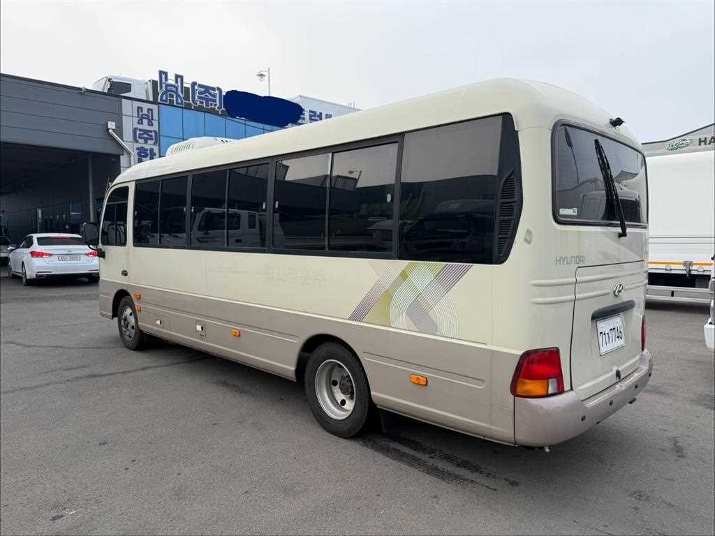 medium and large bus Hyundai bus - Vista 4